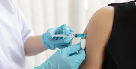 A primeira vacina de dose elevada contra a gripe já está disponível em Portugal