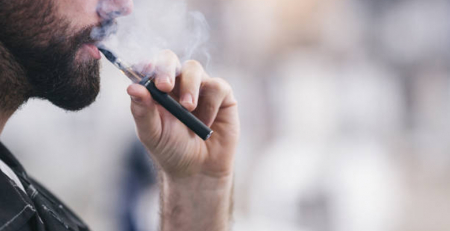 Adolescentes têm maior probabilidade de usar cigarros eletrónicos quando os pais são fumadores, indica estudo
